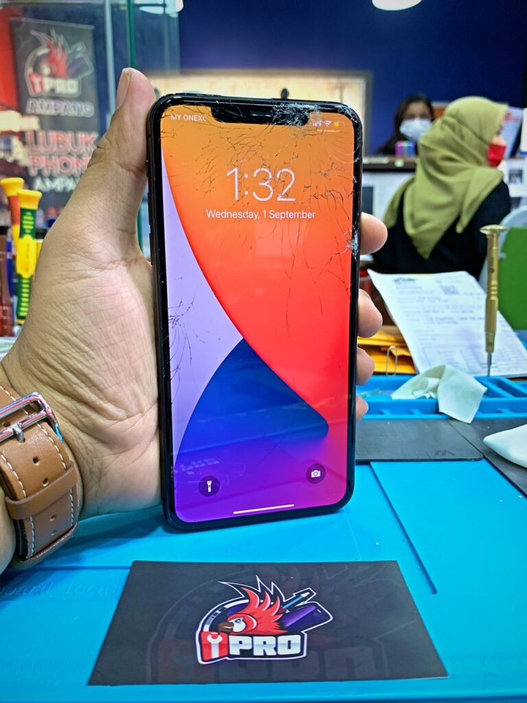 iPhone 11 Pro Max Crack Screen Repair In Kuala Lumpur