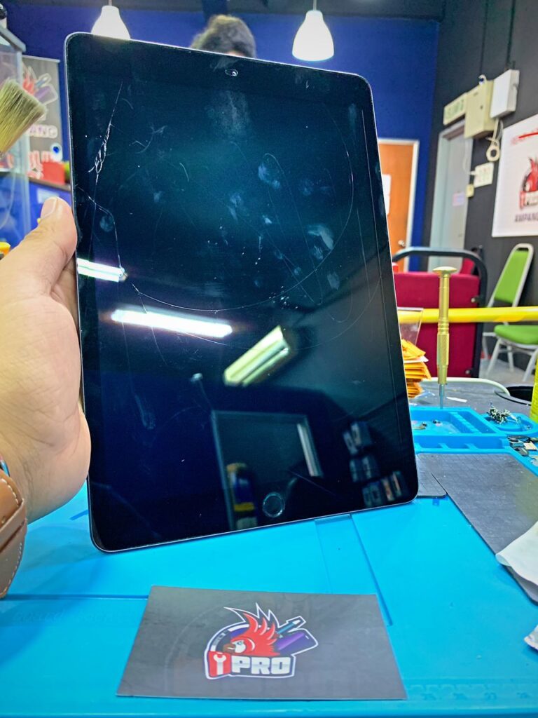 Repair iPad 7 Screen Crack In iPro Ampang