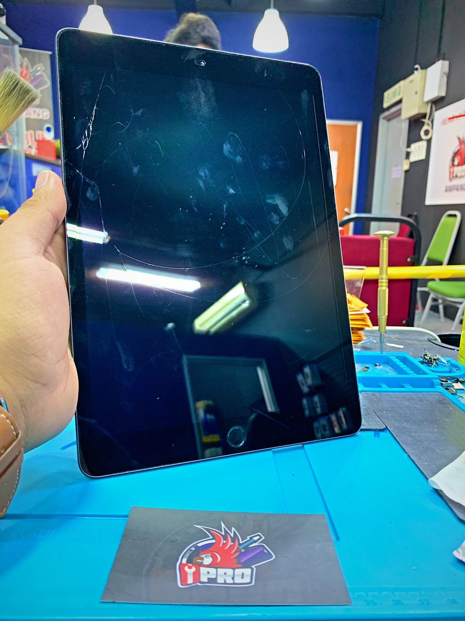 Repair iPad 7 Screen Crack In iPro Ampang
