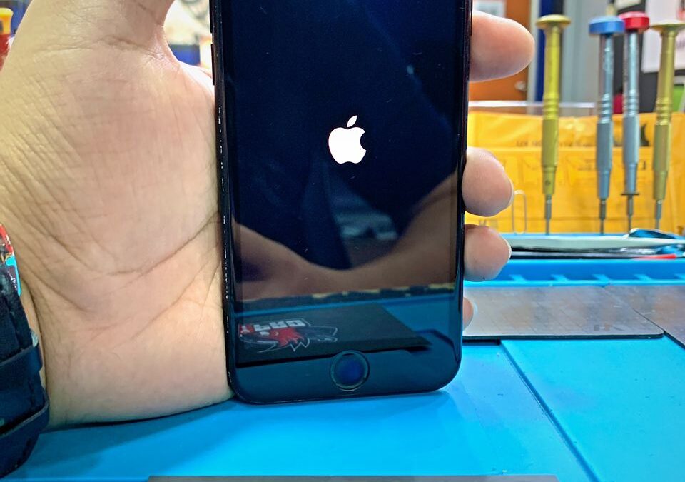 Repair iPhone 7 Stuck Apple Logo In iPro Ampang