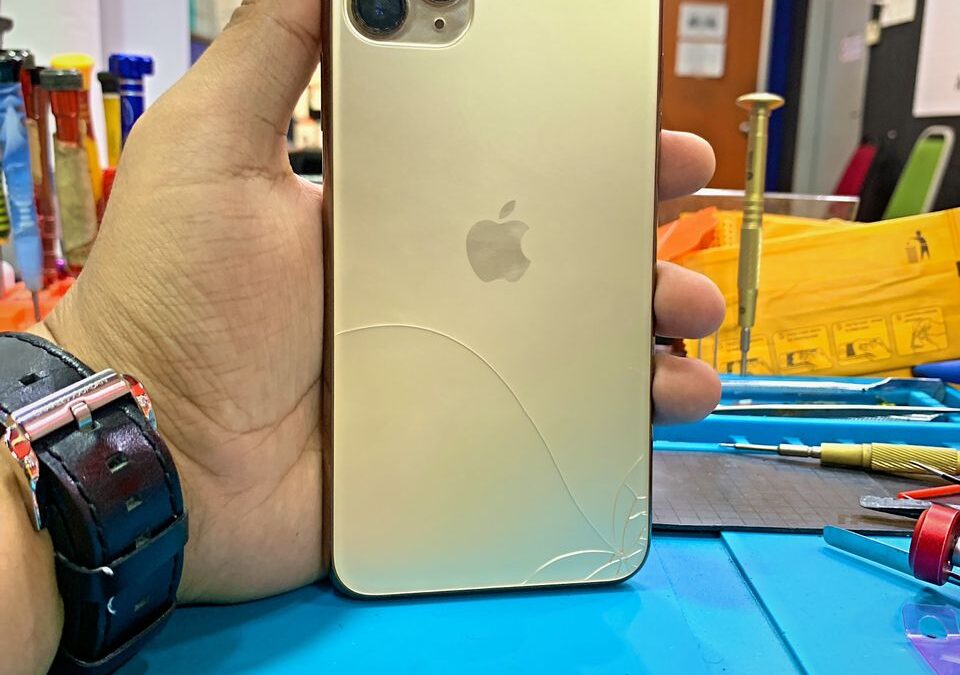 iPhone 11 Pro Max Crack Backglass Replacement