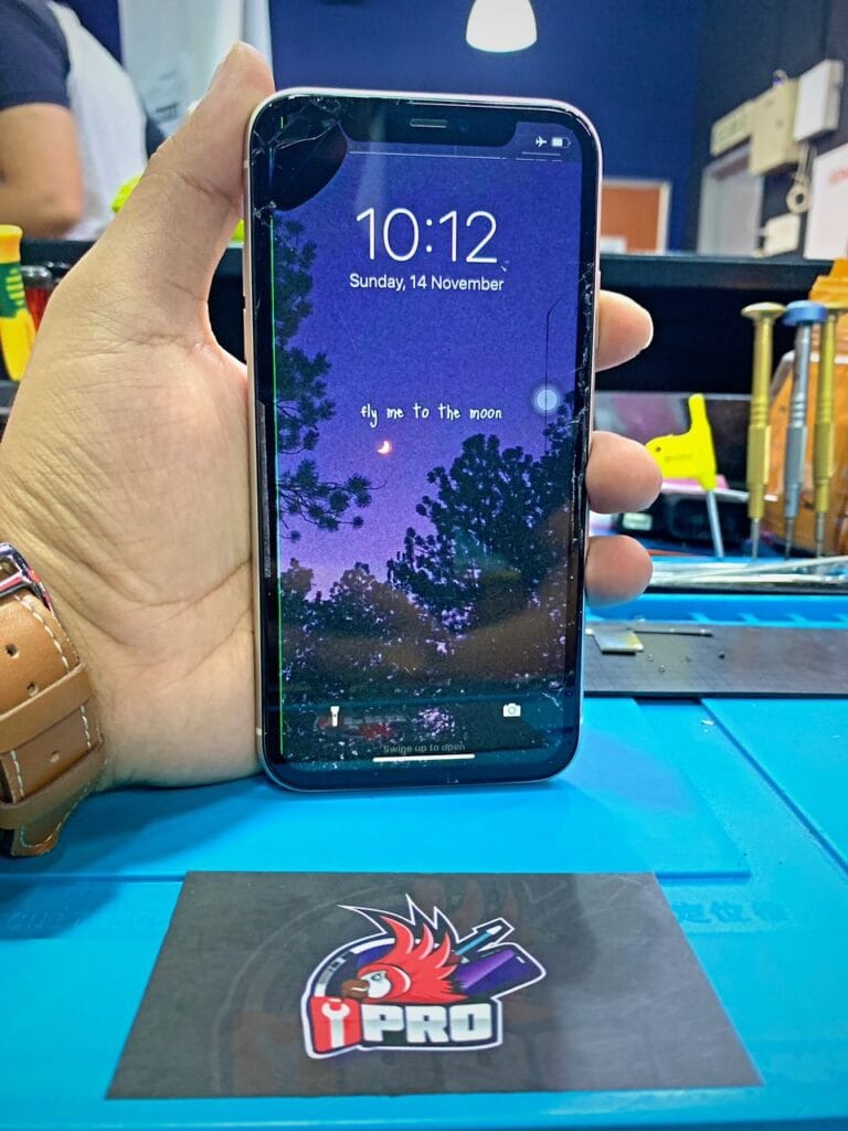 Repair iPhone 11 Screen Crack In KL