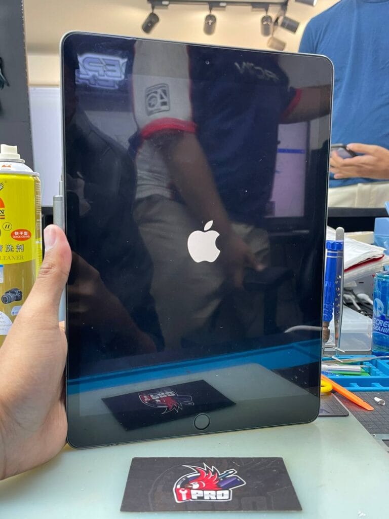 The iPad was is in a auto restart state. We managed to repair iPad auto restart problem swiftly.