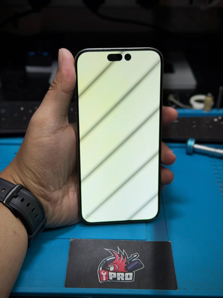 iPhone 15 Pro Max with white screen issue